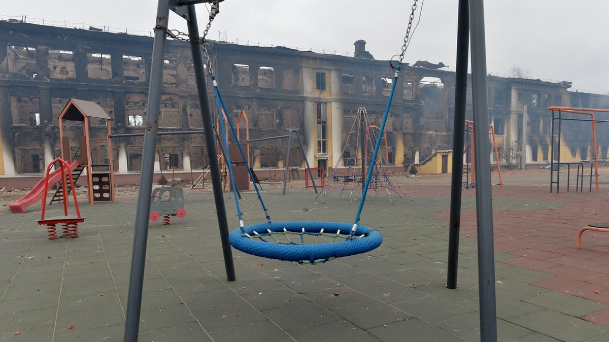 Fotky z ostřelovaného Charkova: Těla leží u budovy zničené školy